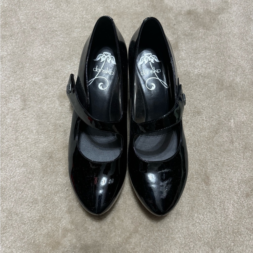 Dansko patent leather MaryJanes .. Size 40